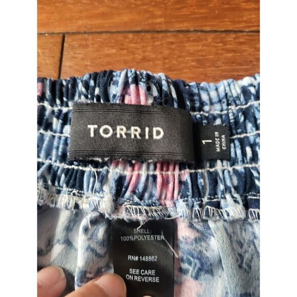 Torrid Blue, White, Pink Pasley Pull On Pleated Shorts size 1 or 1X - Picture 7 of 7